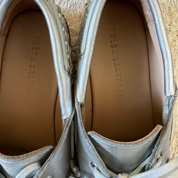 Freda Salvador Lug Boat Shoe Metallic Silver Sz 8 - Picture 5 of 6